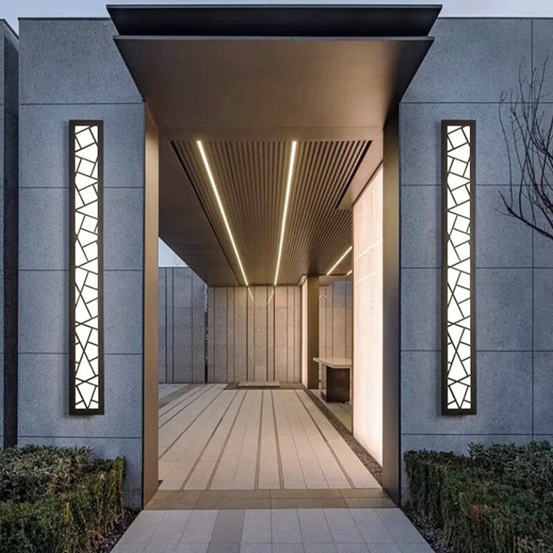 Matte Black Metal Wall Sconce with Vertical LED Light – Ideal for Outdoor Spaces