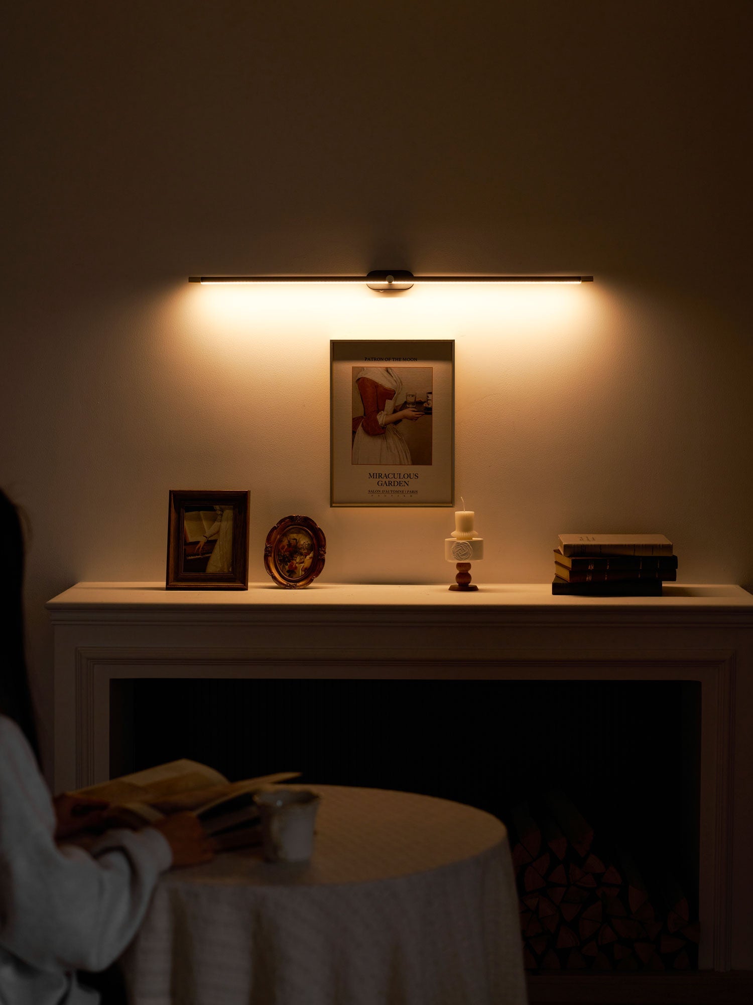 Minimalist Metal Rechargeable Wall Lamp with Linear Light – Ideal for Bedroom or Hallway
