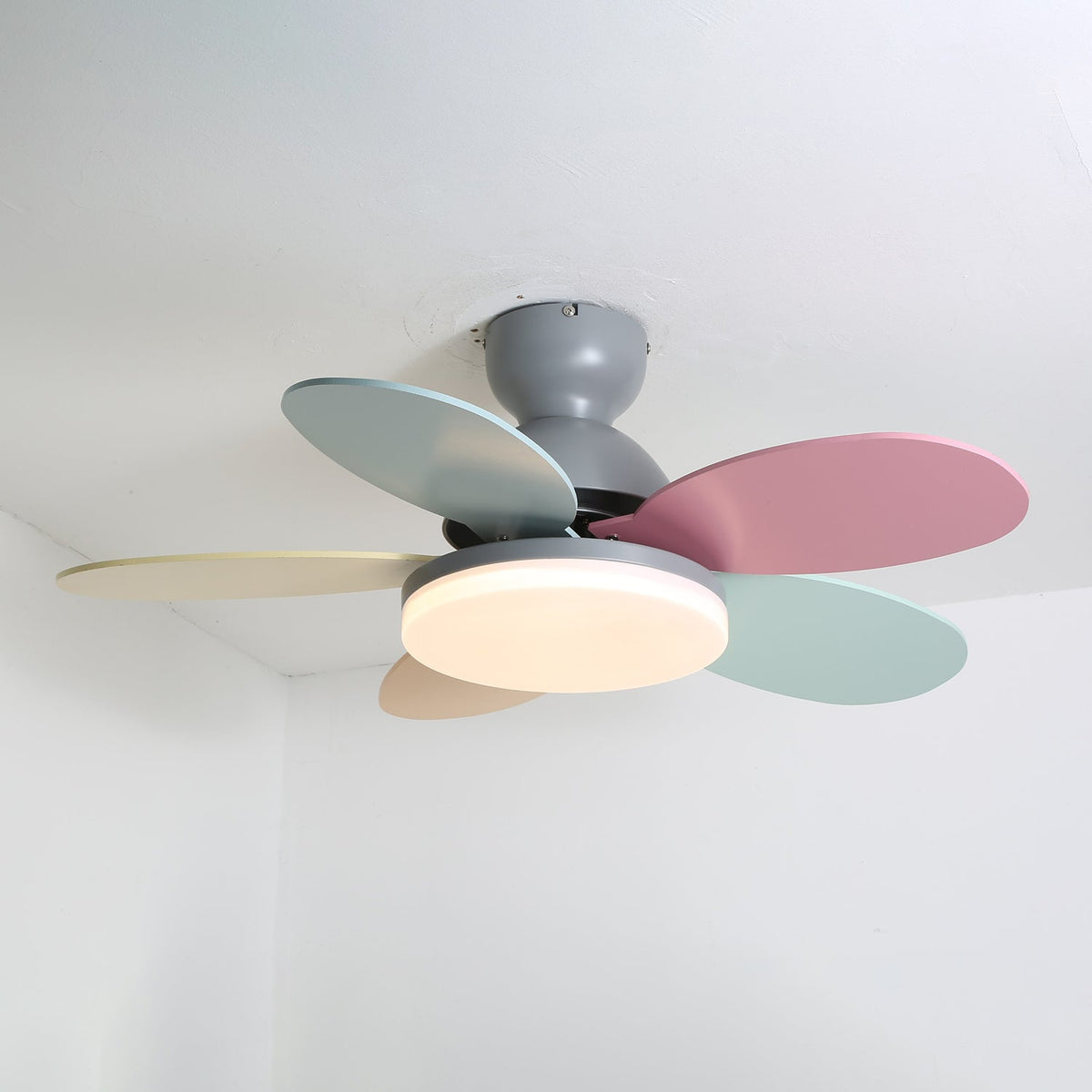 Petalo Design Ceiling Fan Light with Integrated Illumination – Ideal for Living Room or Bedroom