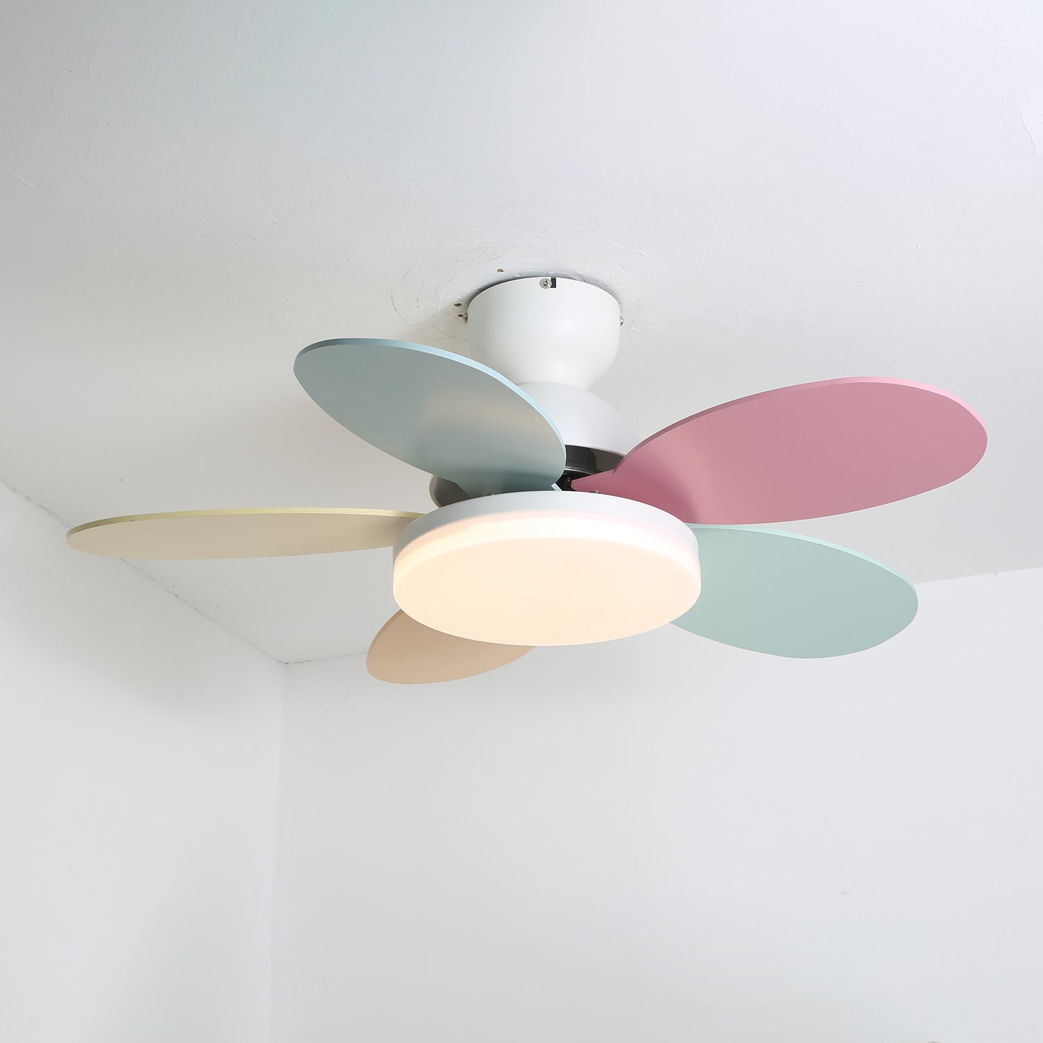 Petalo Design Ceiling Fan Light with Integrated Illumination – Ideal for Living Room or Bedroom