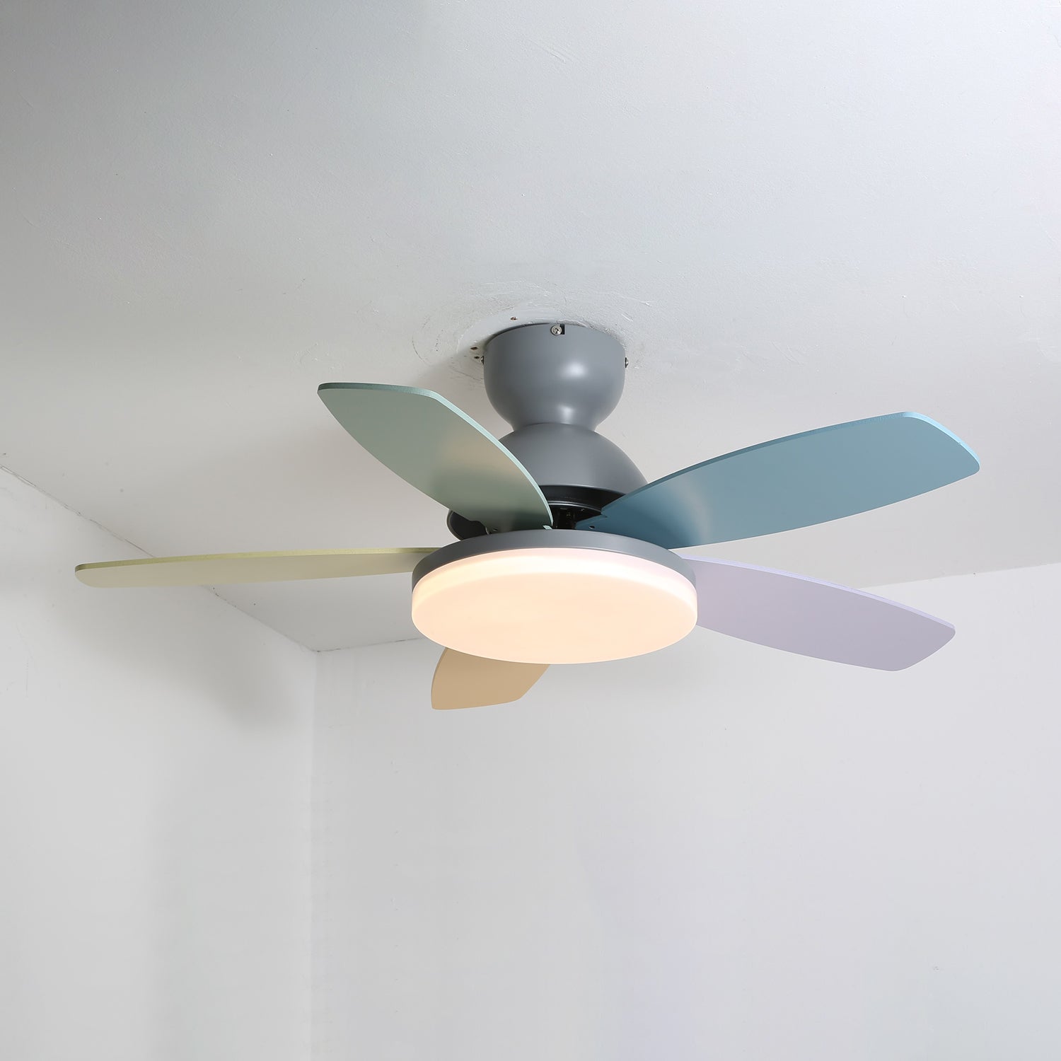 Petalo Design Ceiling Fan Light with Integrated Illumination – Ideal for Living Room or Bedroom