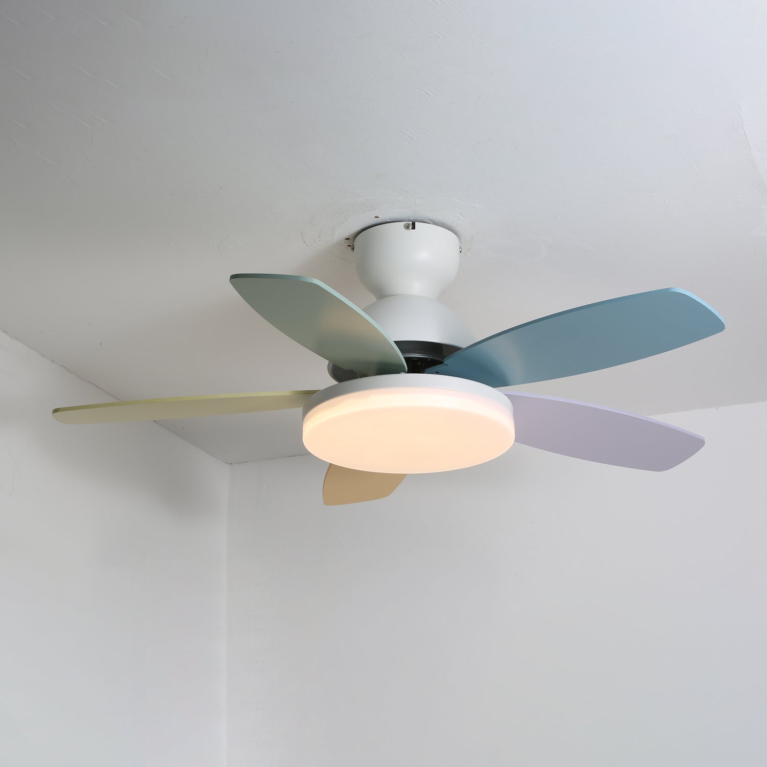 Petalo Design Ceiling Fan Light with Integrated Illumination – Ideal for Living Room or Bedroom