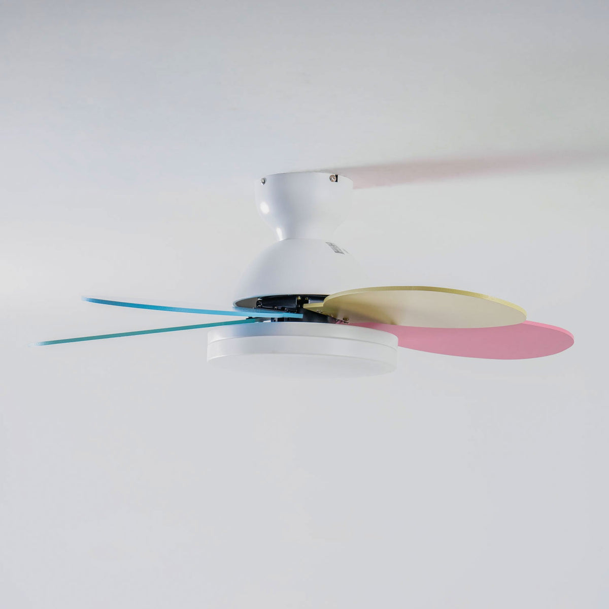 Petalo Design Ceiling Fan Light with Integrated Illumination – Ideal for Living Room or Bedroom