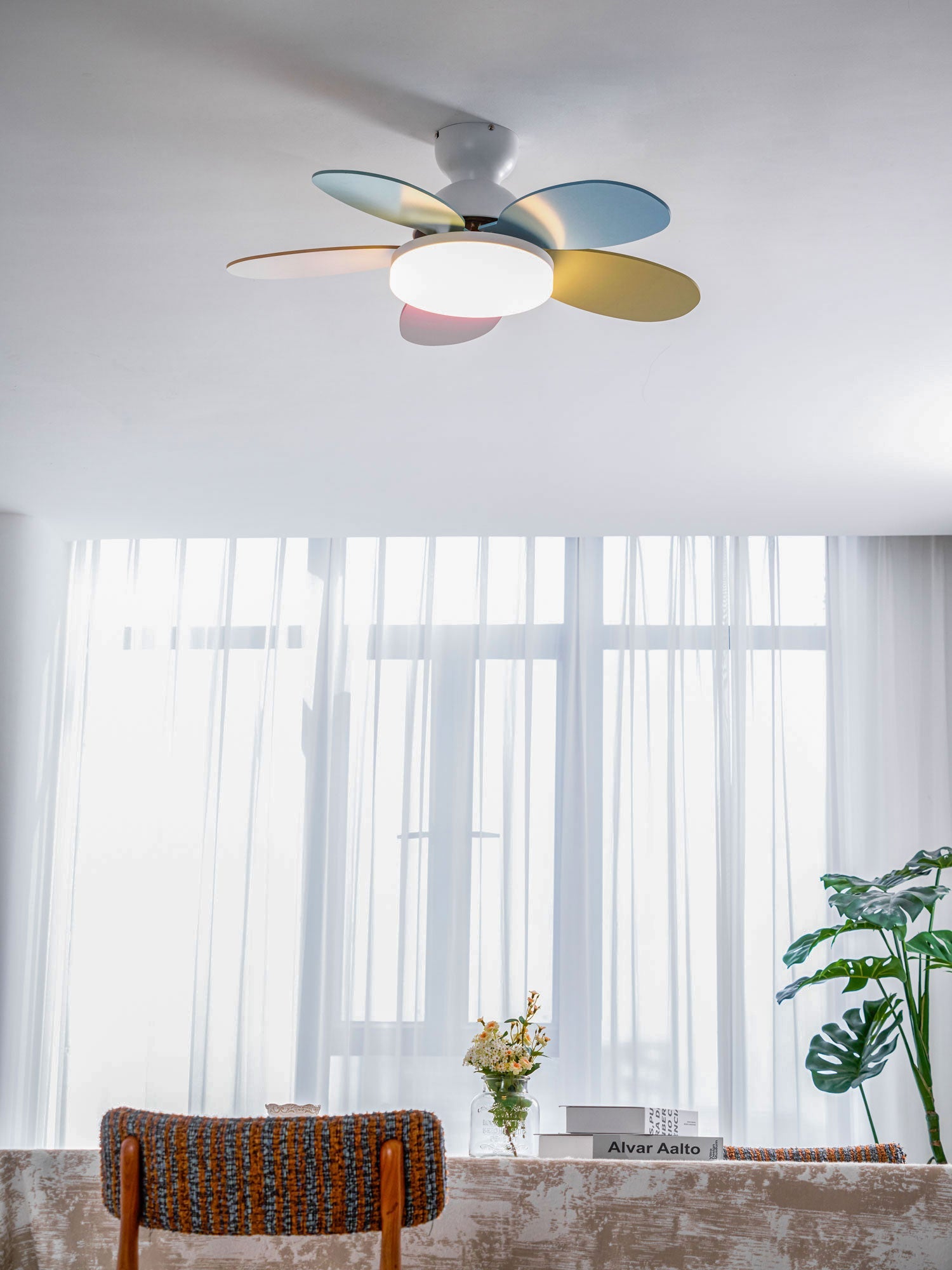 Petalo Design Ceiling Fan Light with Integrated Illumination – Ideal for Living Room or Bedroom