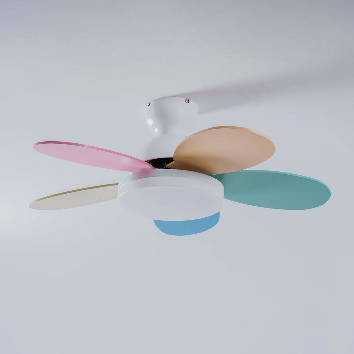 Petalo Design Ceiling Fan Light with Integrated Illumination – Ideal for Living Room or Bedroom
