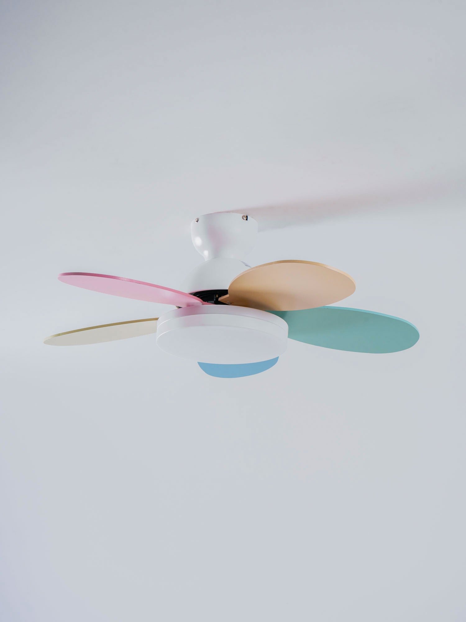 Petalo Design Ceiling Fan Light with Integrated Illumination – Ideal for Living Room or Bedroom